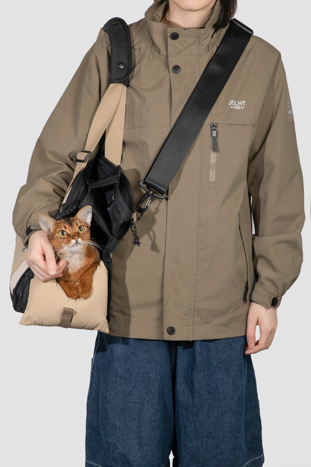 Pet outside one shoulder bag - PawsAndUnion