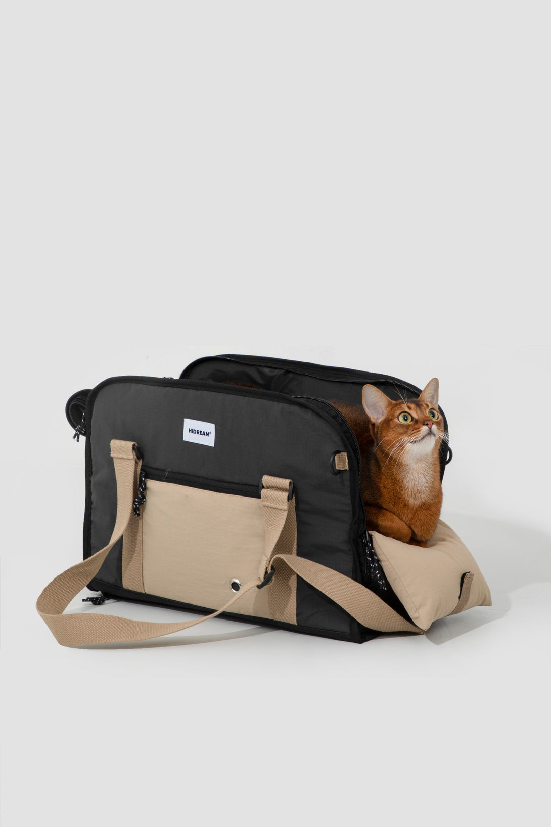 Pet outside one shoulder bag - PawsAndUnion