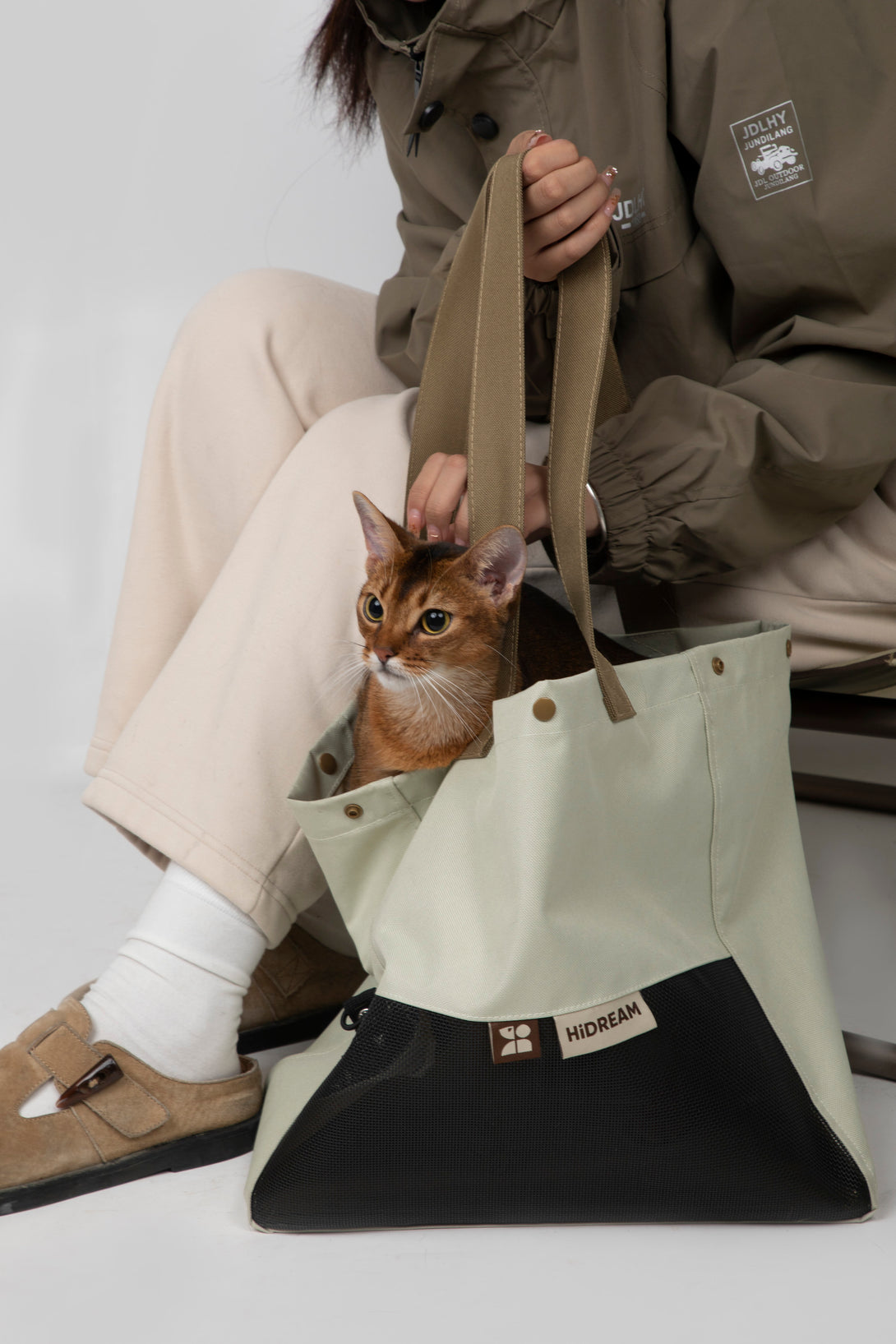 Colour Blocked one shoulder pet bag - PawsAndUnion